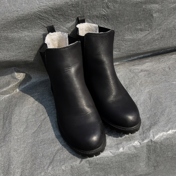 DLG black slip on boots US size 10 elastics side black outer white inside - Picture 2 of 11